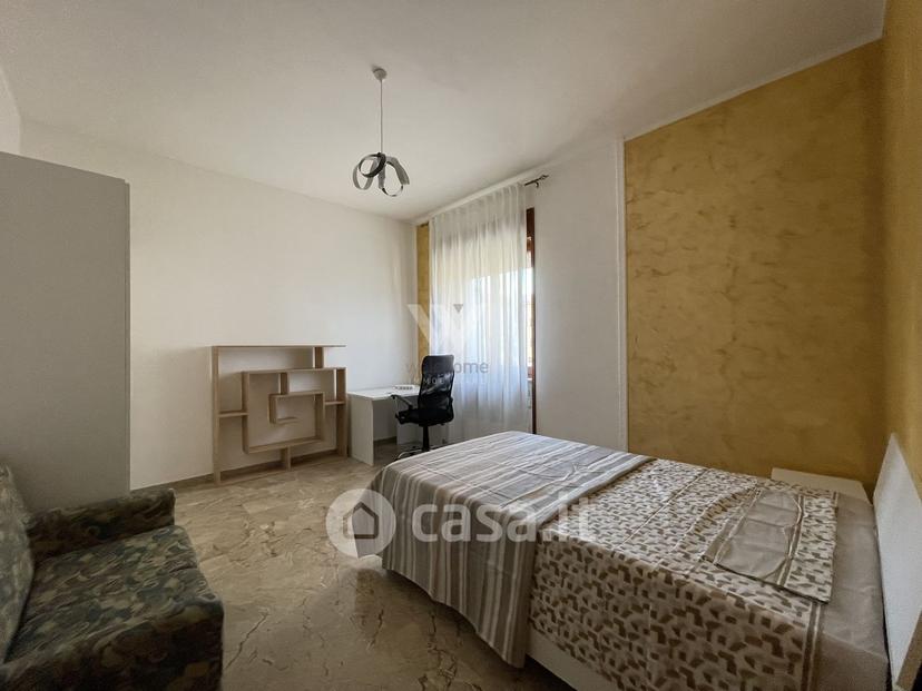 Stanza in Via Luigi d'Amato 17 — foto 4 di 21