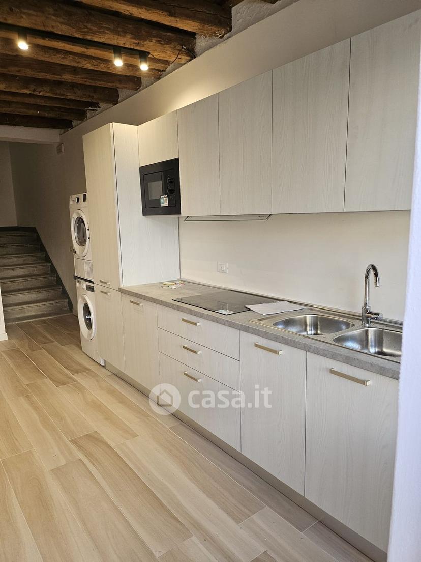 Stanza in Via Remondini — foto 2 di 7