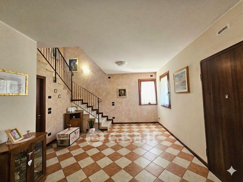 Villa in Via Martiri della Libertà — foto 3 di 19