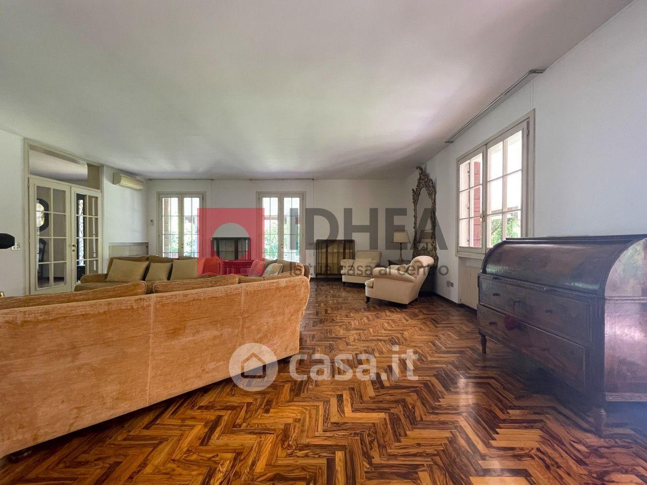 Villa in Via IV Novembre