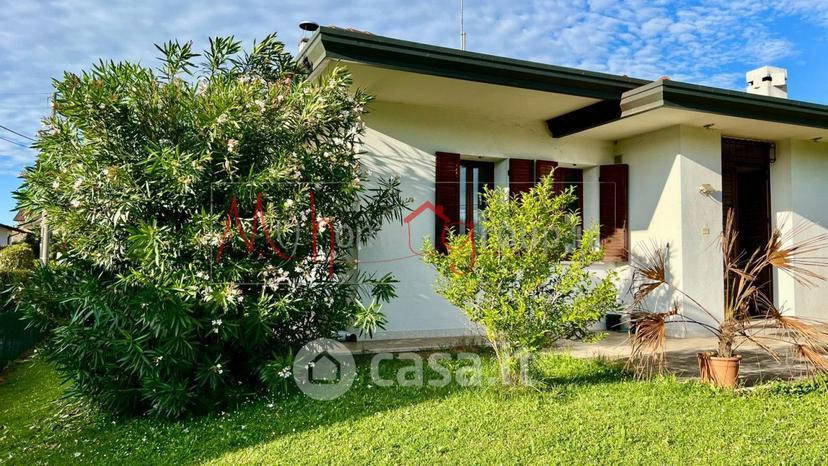 Villa in Via A. Volta — foto 3 di 15