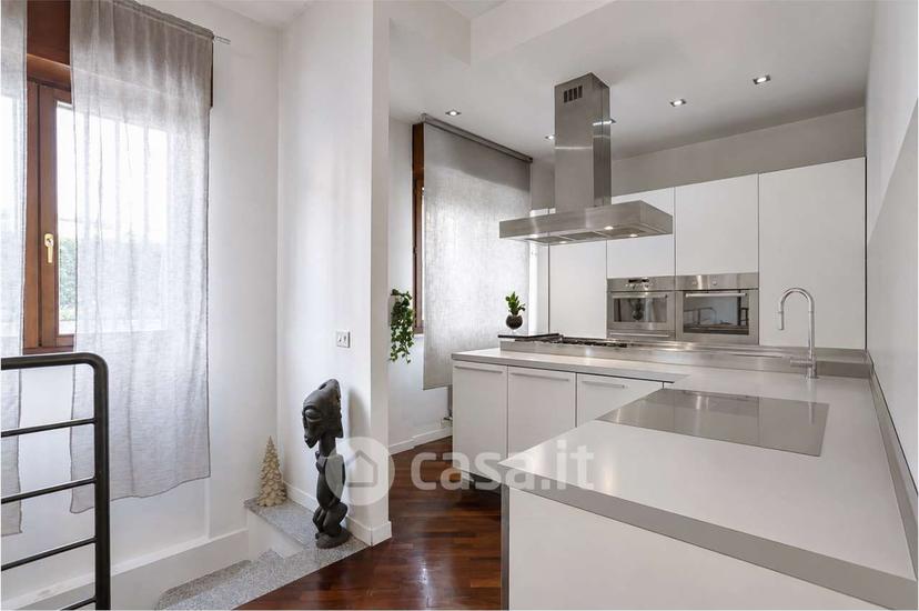 Trilocale in Via Giulio Silva 24 — foto 2 di 35