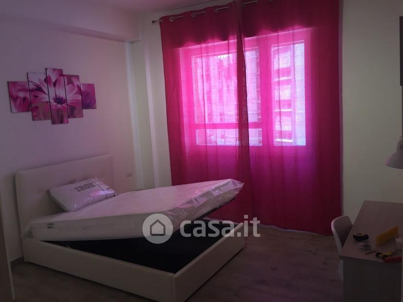 Stanza in Via Eroi del Lavoro 33 — foto 3 di 4