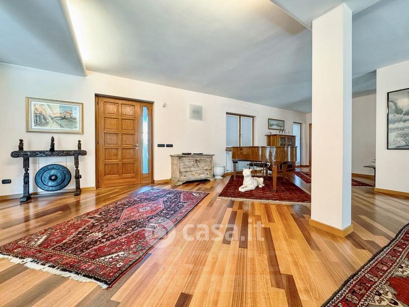 Villa in Via C. Battisti 84 — foto 16 di 39