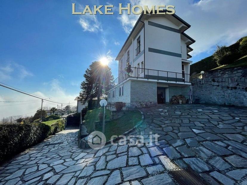 Villa in Via Per Lesa 19