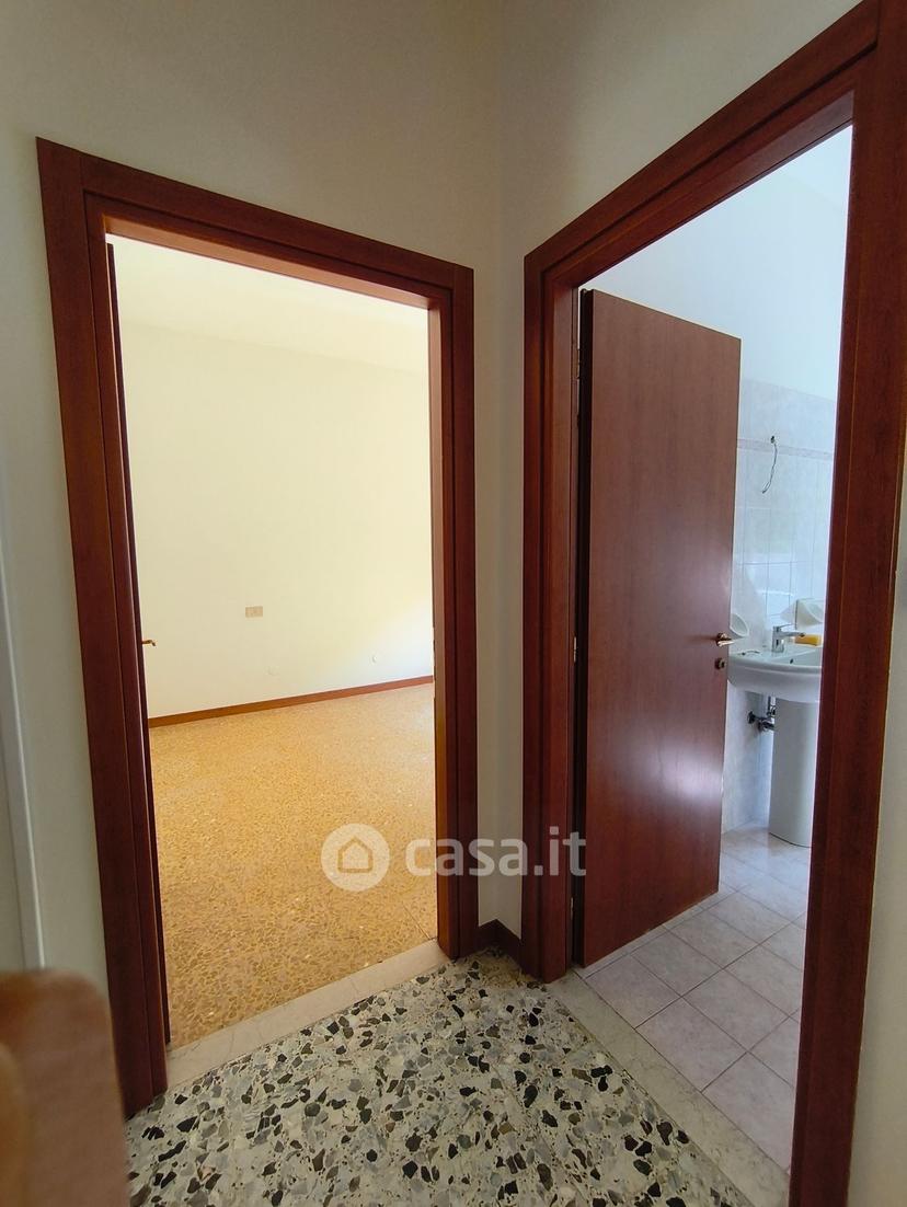 Trilocale in Via F. Petrarca — foto 18 di 25