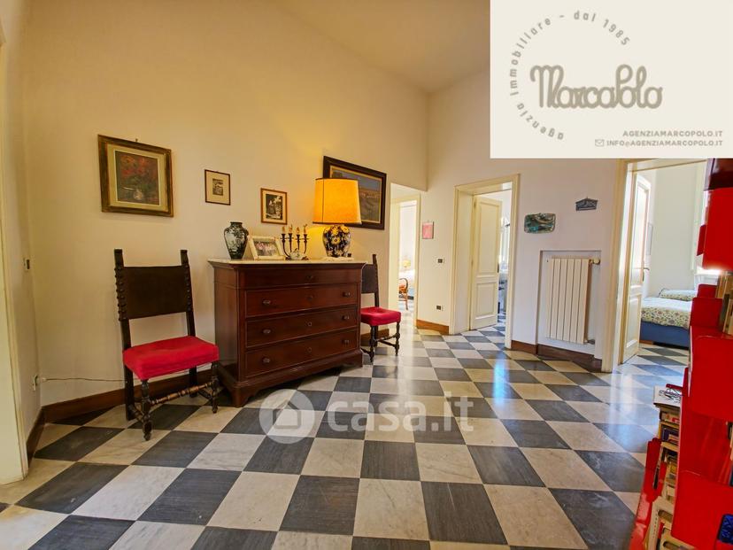 Villa in Via C. Cavour 1 — foto 2 di 30