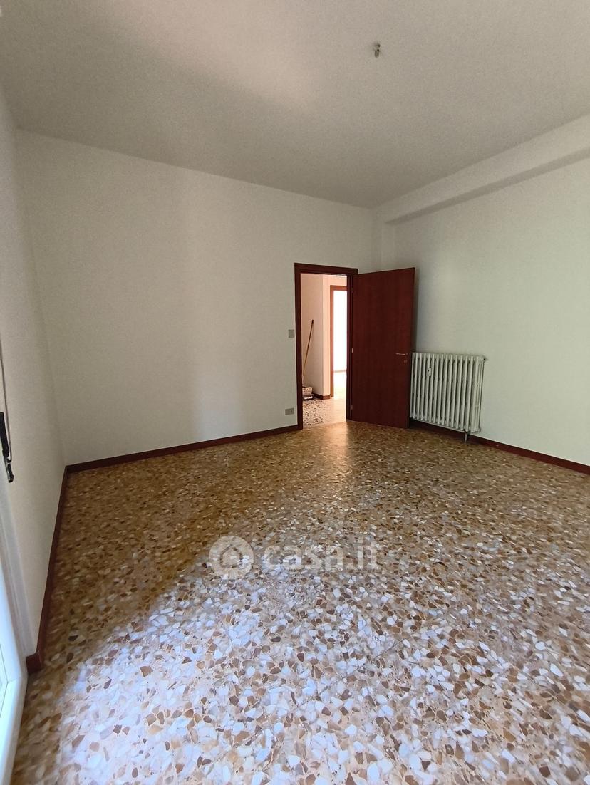 Trilocale in Via F. Petrarca — foto 16 di 25