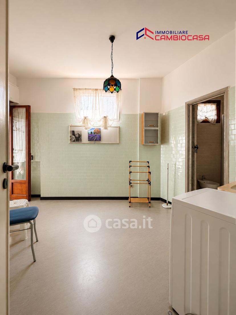 Quadrilocale in Via Medaglie d'Oro 13 — foto 12 di 15
