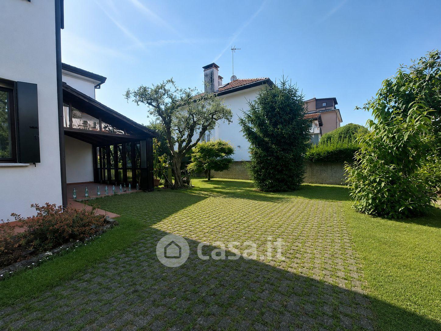 Villa in Via Miranese 11