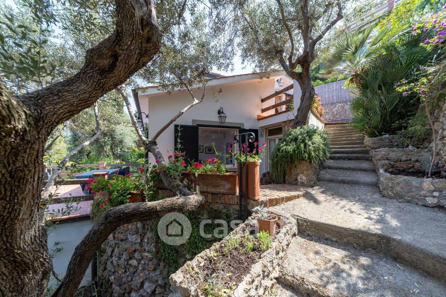 Villa in Via dei Fari 1