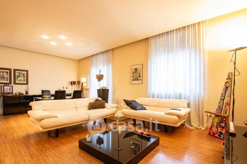 Trilocale in Via Fratelli Bronzetti 16 — foto 18 di 54
