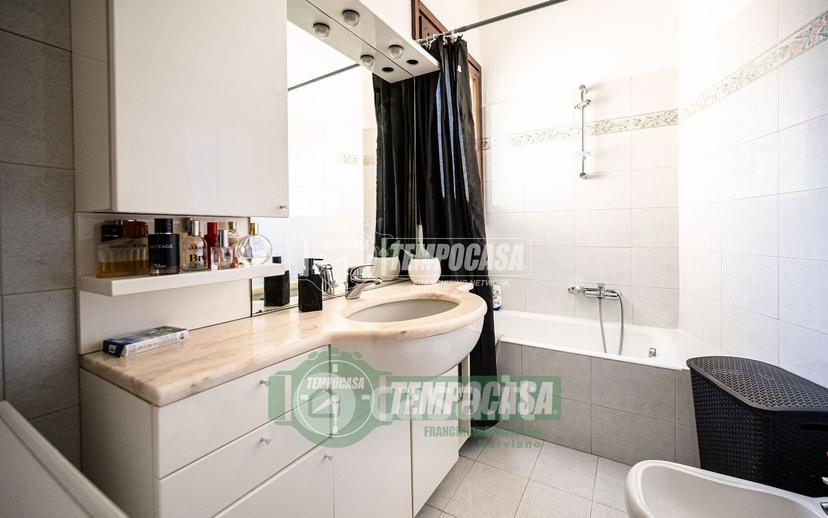 Trilocale in Via Ottaviano C. Augusto 7 — foto 20 di 25