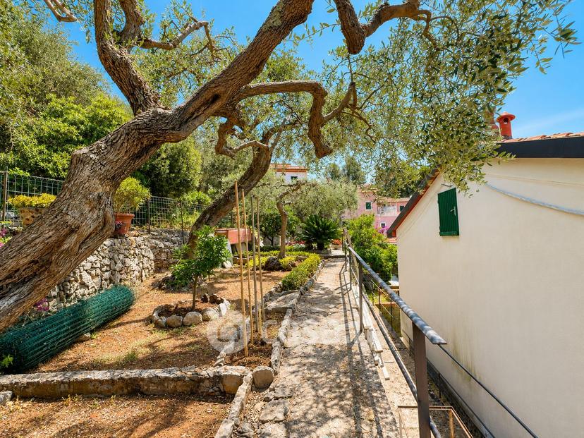 Villa in Via Giacomo Matteotti 13 — foto 12 di 45