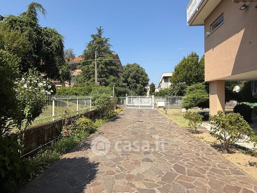Villa in Via Luigi Barbieri 72 — foto 3 di 57