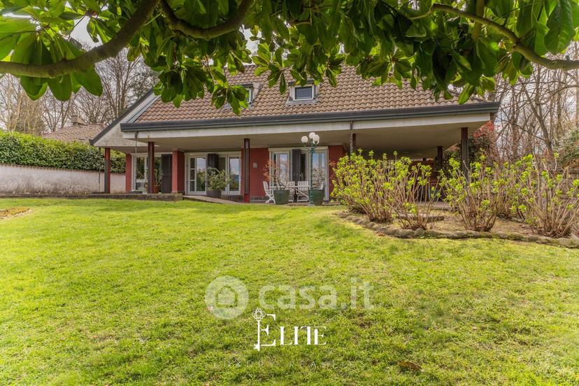 Villa in Via Luigi Cadorna 1800 — foto 2 di 42
