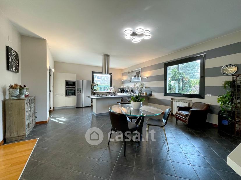 Villa in Via Alcide de Gasperi — foto 7 di 38