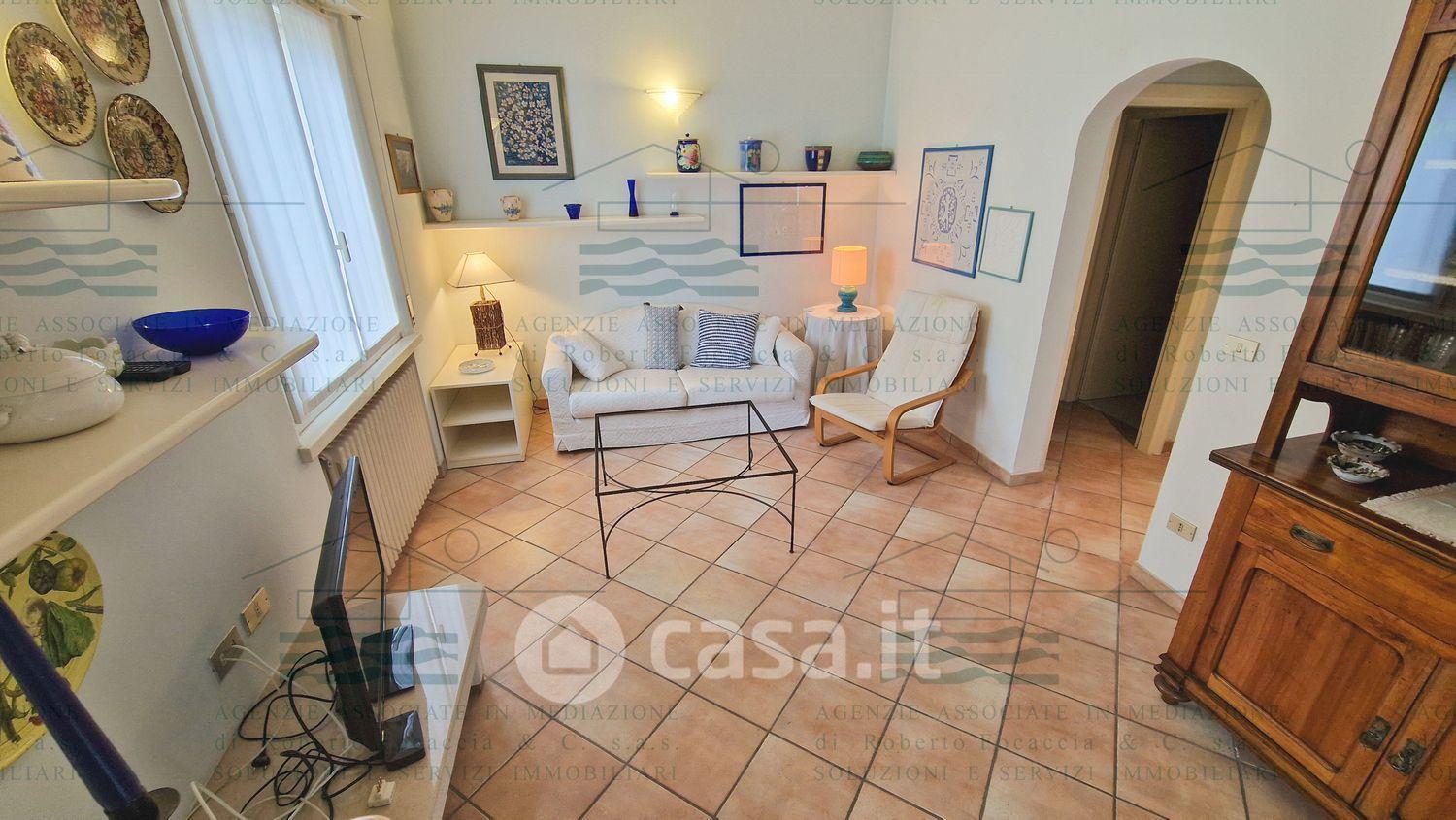 Appartamento in Viale Due Giugno (angolo Con Seconda Traversa Pine 101