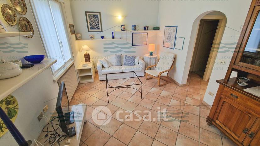 Appartamento in Viale Due Giugno (angolo Con Seconda Traversa Pine 101