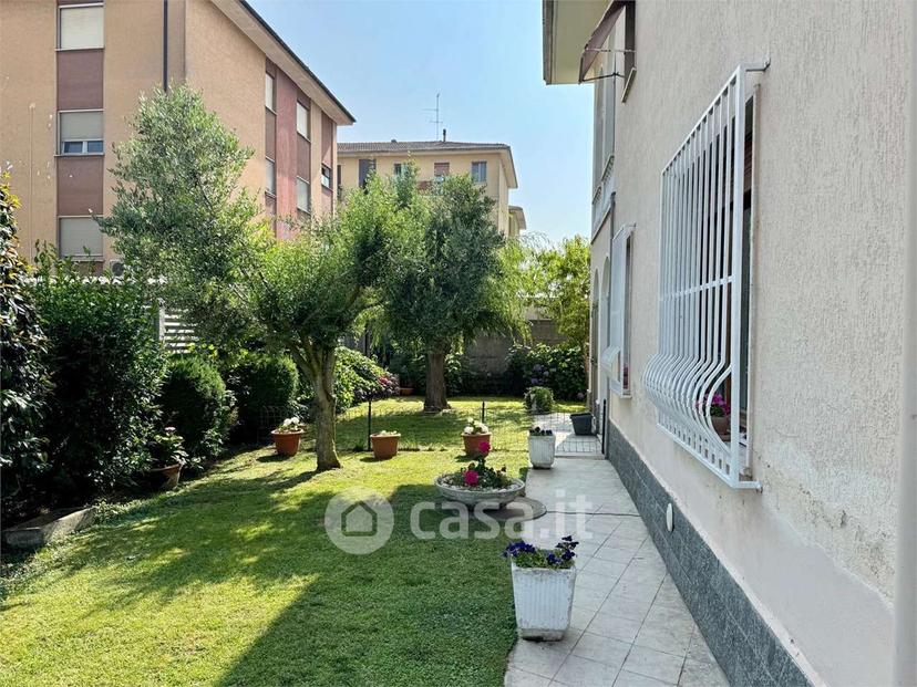 Villa in Via Eugenio Baroni 1 — foto 3 di 33
