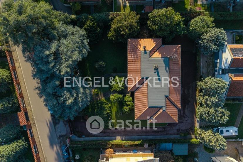 Villa in Via Caduti della Liberazione 32 — foto 10 di 35