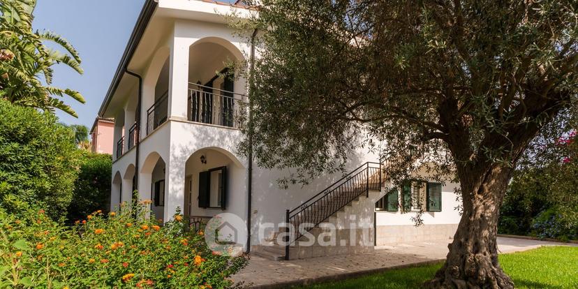 Villa in Via delle Fornaci — foto 2 di 41
