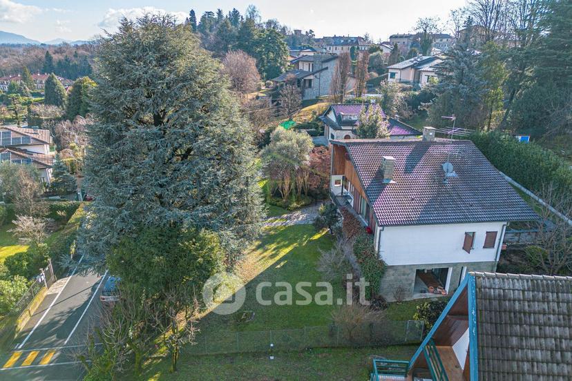 Villa in Via dei Faggi Rossi — foto 2 di 39