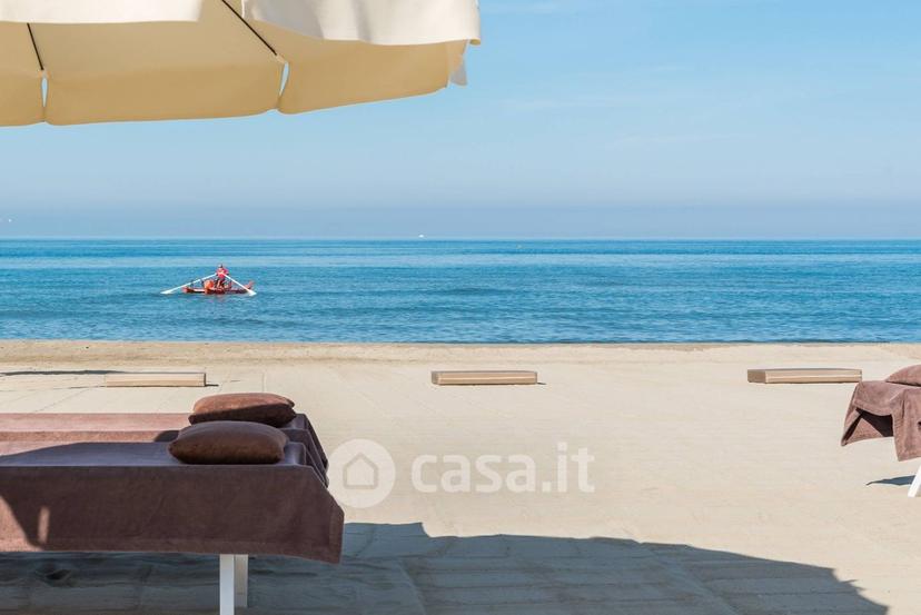 Villa in Via Cesare Battisti 77 — foto 2 di 31