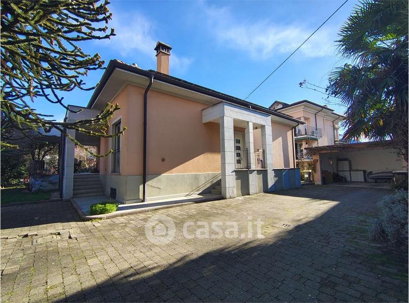 Villa in Corso Benedetto Cairoli 80