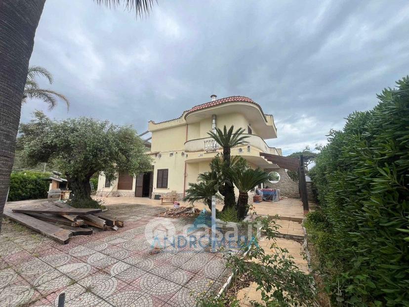 Villa in Via Domiziana — foto 15 di 27