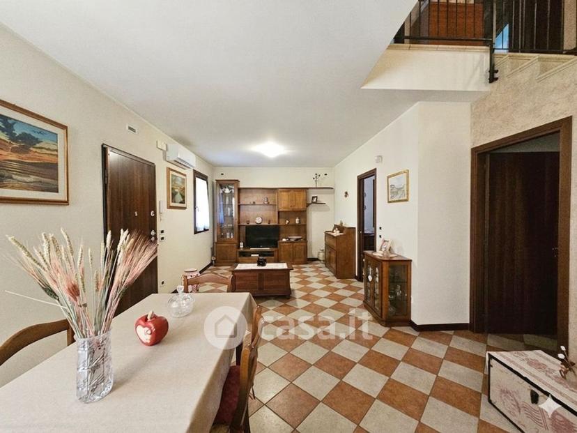 Villa in Via Martiri della Libertà — foto 13 di 19