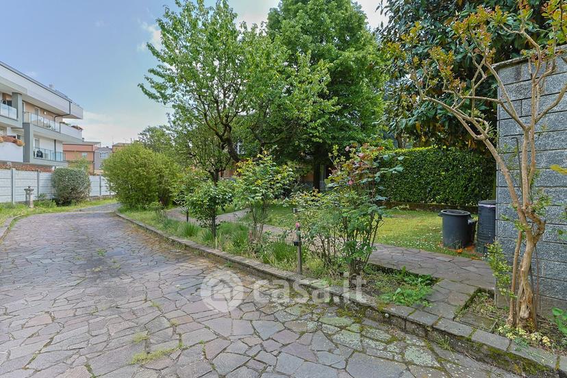 Quadrilocale in Viale Giuseppe di Vittorio 3 — foto 39 di 40