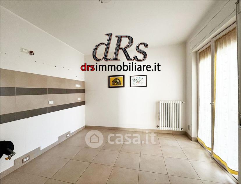 Quadrilocale in Via Umbria — foto 2 di 37