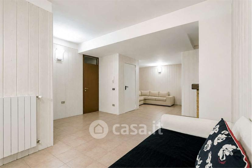 Trilocale in Via Giulio Silva 24