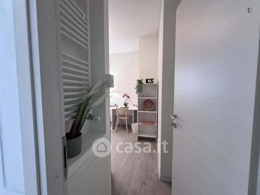 Stanza in Via Genova — foto 3 di 42