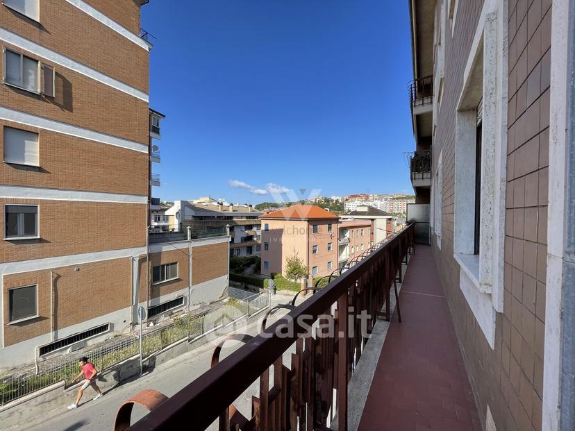 Stanza in Via Luigi d'Amato 17 — foto 2 di 21