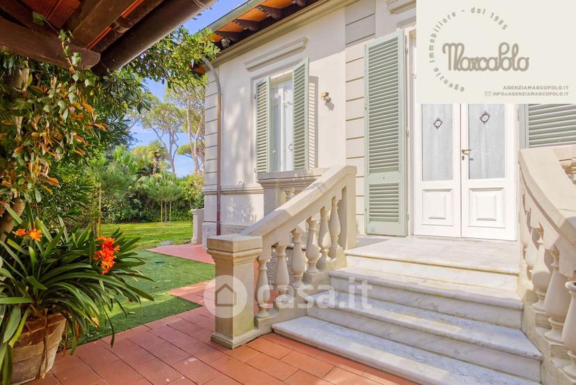 Villa in Via C. Cavour 1 — foto 2 di 31