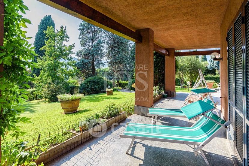 Villa in Via U. Foscolo 16 — foto 2 di 31