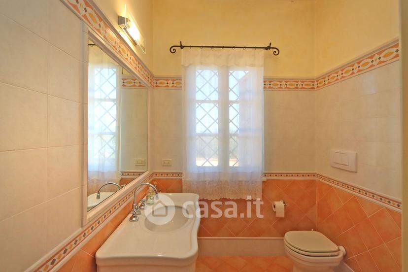 Villa in Viale Alcide de Gasperi 2 — foto 3 di 34