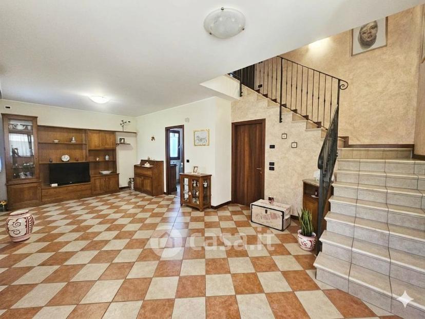 Villa in Via Martiri della Libertà — foto 11 di 19