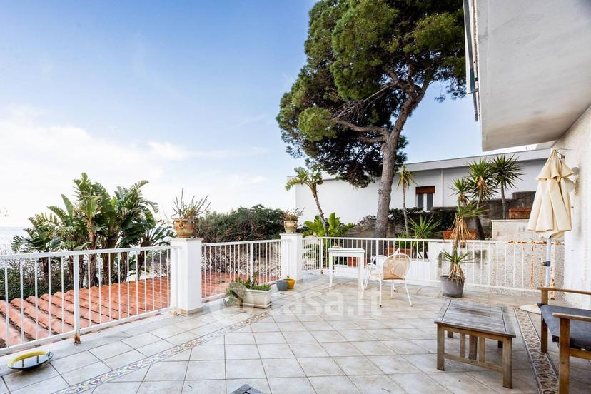 Villa in Lungomare Cristoforo Colombo 2039