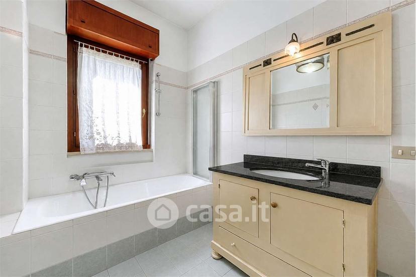 Trilocale in Via Giulio Silva 24 — foto 18 di 35
