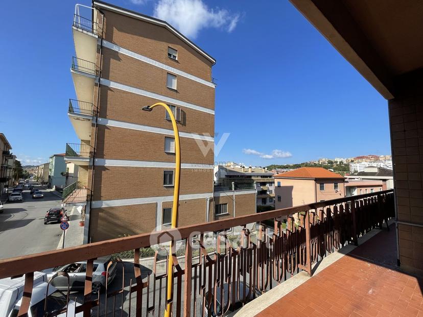 Stanza in Via Luigi d'Amato 17 — foto 12 di 21