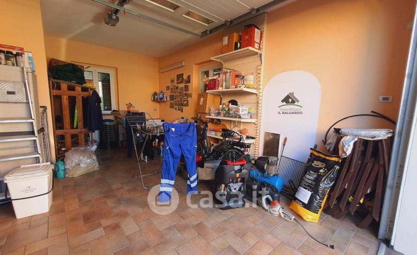 Villa in Via di Montecarlo 5 — foto 4 di 23