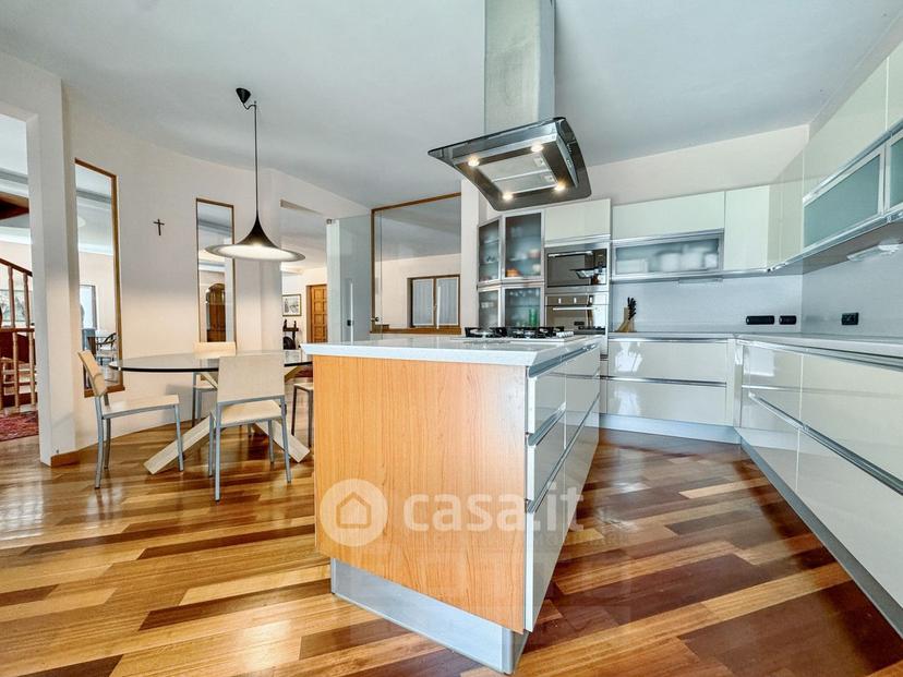 Villa in Via C. Battisti 84 — foto 11 di 39