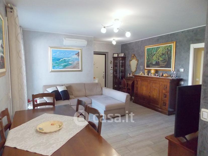 Trilocale in Via Volturno 26 — foto 3 di 34