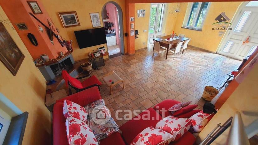 Villa in Via di Montecarlo 5 — foto 2 di 23