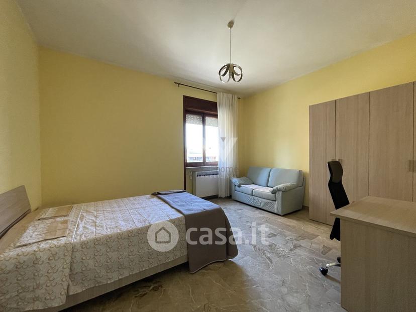 Stanza in Via Luigi d'Amato 17 — foto 5 di 21