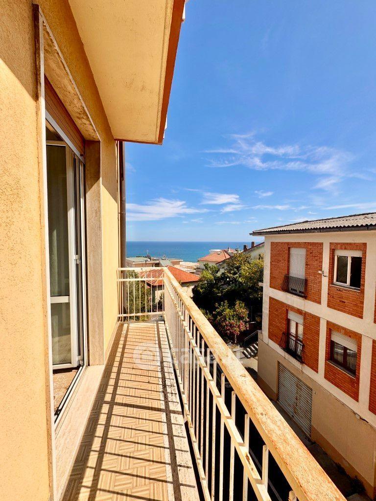 Quadrilocale in Via Ivanoe Amoretti 42 — foto 3 di 34