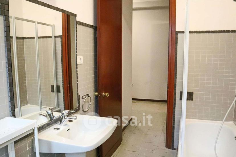 Stanza in Via Tigellio 24 — foto 7 di 22